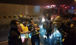 滬昆高速懷化段隧道發生貨車追尾起火，滯留人員依據隧道應急疏散燈具安全疏散